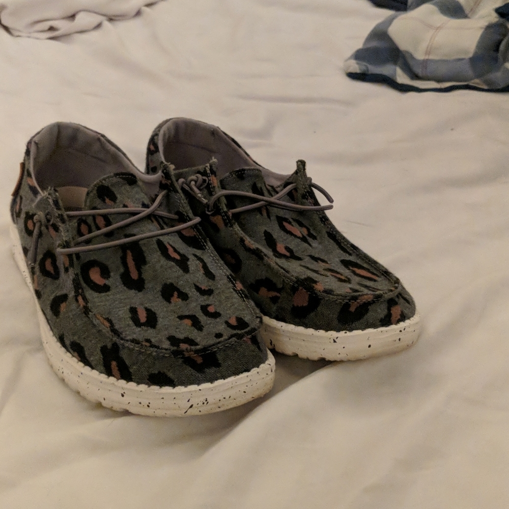 HEY DUDE LIKE NEW CHEETAH PRINT SHOES